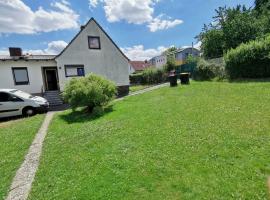 Ganzes Ferienhaus mit 1000qm Garten in Kassel, private Küche, Bad WC, Wohnzimmer, 4 Schlafzimmer, 7 Betten, Gratis Parkplätze, WiFi, BBQ Pavillion, so privat wie zu Hause，位于卡塞尔的酒店