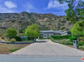 Beautiful, Spacious Agoura Malibu Zen House