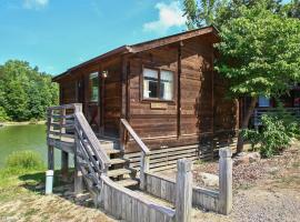 Forest Lake Camping Resort Lakefront Cabin 2，位于Freewood Acres的度假园