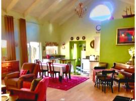 Bella Rosa Cottage，位于克拉伦斯的高尔夫酒店