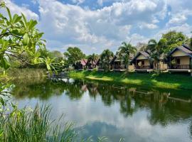 Khao Yai Lake Hill Resort，位于Khanong Phra的酒店