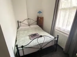 EGHAM LOVELY STUDIO SELF CONTAINED 2 mins station