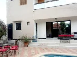 Villa familiale avec piscine, barbecue et salle cinéma à proximité de Saly