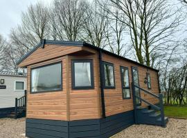 Westfield Lodge Retreat-Sleeps 6-Pet Friendly，位于康福斯的酒店