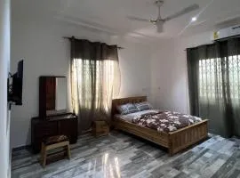 5 Bedroom House Sleeps 12 -Balcony -Hired security
