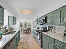 Cozy home close to Kemah Boardwalk with game room