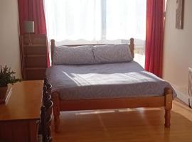 Lovely double bed private studio in tullamore town，位于塔拉莫尔的酒店