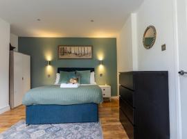 Little Gem in the Forest of Dean! Hot tub, Private garden, Dog Friendly, Smart TVs and Beautiful Historic Village Location!，位于Saint Briavels的酒店