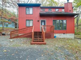 Fire Pit and Gas Grill Charming Poconos Abode!，位于布什基尔的酒店