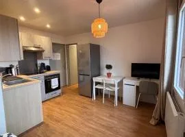 LE FONTAINE aux portes du village avec parking