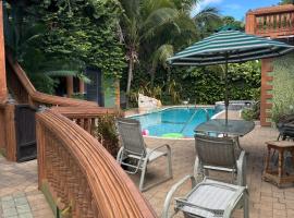 Hidden oasis，位于曼德维尔的带停车场的酒店