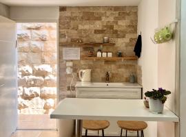 Designed Studio Apartment，位于Kefar Weradim的酒店