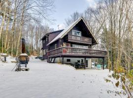 Pet-Friendly Home with Deck 4 Mi to Jay Peak Resort，位于Montgomery Center的酒店