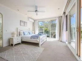 Peaceful Bushland Retreat with Treetop Hills Views