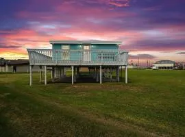 Beach Bungalow with Gorgeous Deck, Close to Beach