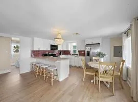 Beach Home With Game Room, Tiki Bar and Fire Pit