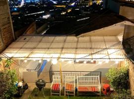 Two-Story San Blas Home with Terrace and Stunning Views，位于库斯科的酒店