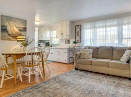 Steps to Eats and Craigville Beach! Cape Cod Cottage，位于Centerville的Spa酒店