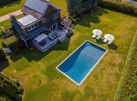 Stunning luxury Retreat I Wineries & Fall Farm Fun，位于Aquebogue的酒店