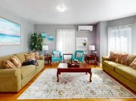 Wolfville Central 4 Family Suite with Style