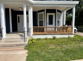 Wolfville Veranda Suite 1 Downtown Vibrancy，位于沃尔夫维尔的酒店