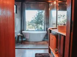 Chalé Climatizado, com banheira e varanda em frente ao Parque do Passaúna em Curitiba by Tiny House Passaúna