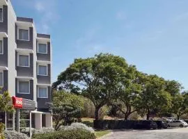 土伦滨海拉塞纳宜必思酒店