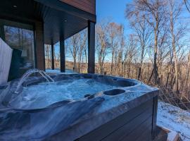 Mountain Retreat with Hot Tub and Close to Skiing，位于La Conception的酒店
