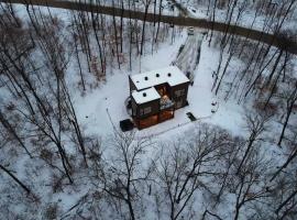 Mountain View Retreat with Private Hot Tub & Pool，位于La Conception的酒店