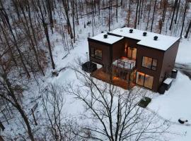 Mountain Retreat with Hot Tub and Close to Skiing，位于La Conception的酒店