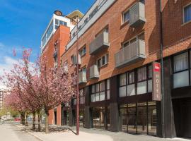 里尔中心大广场宜必思酒店，位于里尔的酒店