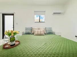 Luxury Private Studio King Bed Free Parking