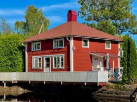 Lovely Waterfront Cottage near Karlshamn，位于Asarum的酒店