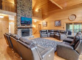 Idyllic Mtn Retreat with Hot Tub Near Shenandoah NP!，位于Zepp的酒店