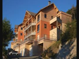 Cozy Group Stay with a Fireplace，位于绍尔日的酒店