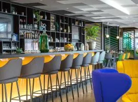 耶尔中心蔚蓝海岸美居酒店