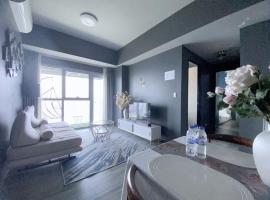 Luxurious Modern 2 Bedrooms Perfect Seaviews, Near Okada, Solaire, Airports, MOA with Free Parking，位于马尼拉的带热水浴缸的酒店