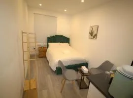 AMD Hotel Modern Comfort in the Heart of Sutton SM1