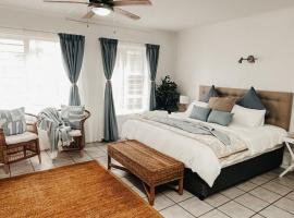 Cozy one bed, just a short walk to the beach，位于斯特兰德的酒店