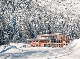 Boutique Hotel LechZeit，位于Elmen的酒店