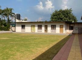 Sai Samata Lodging Boarding，位于Junnar的酒店