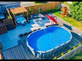 Sleep 8 Hot Tub Backyard Retreat 5 Min To Falls，位于尼亚加拉瀑布的Spa酒店
