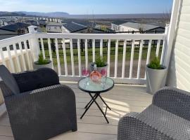 Cabin - Sleeps 4 - Pets Ok - Balcony - Parking，位于沃切特的酒店
