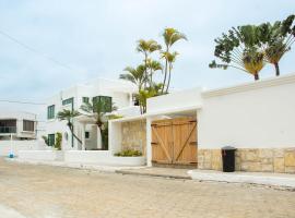Hermosa casa frente al mar, Piscina, Wifi, AC, Jacuzzi，位于蓬塔布兰卡的酒店