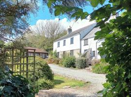 Lower Hearson - 6 cottages, Rural but only 4 miles to Barnstaple, Pet friendly, Daily animal experiences, Outdoor heated pool, Games barn, Free fast WiFi, Free parking，位于巴恩斯特珀尔的乡村别墅