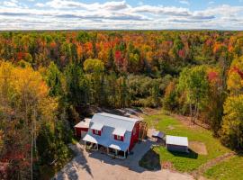 Hunt, Hike and Fish! Remote UP Cabin on Chub Creek，位于Hessel的酒店