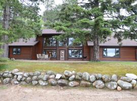 Spruces at Pine Cone Lodge- Big Sand Lake，位于Park Rapids的酒店