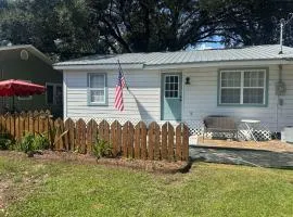 Friendly Home Near Downtown & UL - Fenced Yard