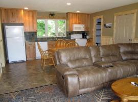 Oak at Pine Cone Lodge - 1 large bedroom，位于Park Rapids的酒店