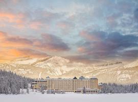 路易斯湖费尔蒙酒店，位于路易斯湖的带停车场的酒店